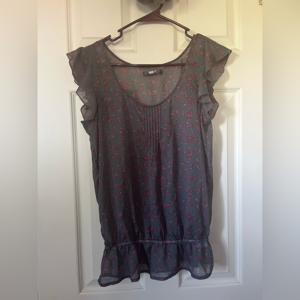 sound & matter gray floral short sleeve lightweight blouse with ruffled sleeves